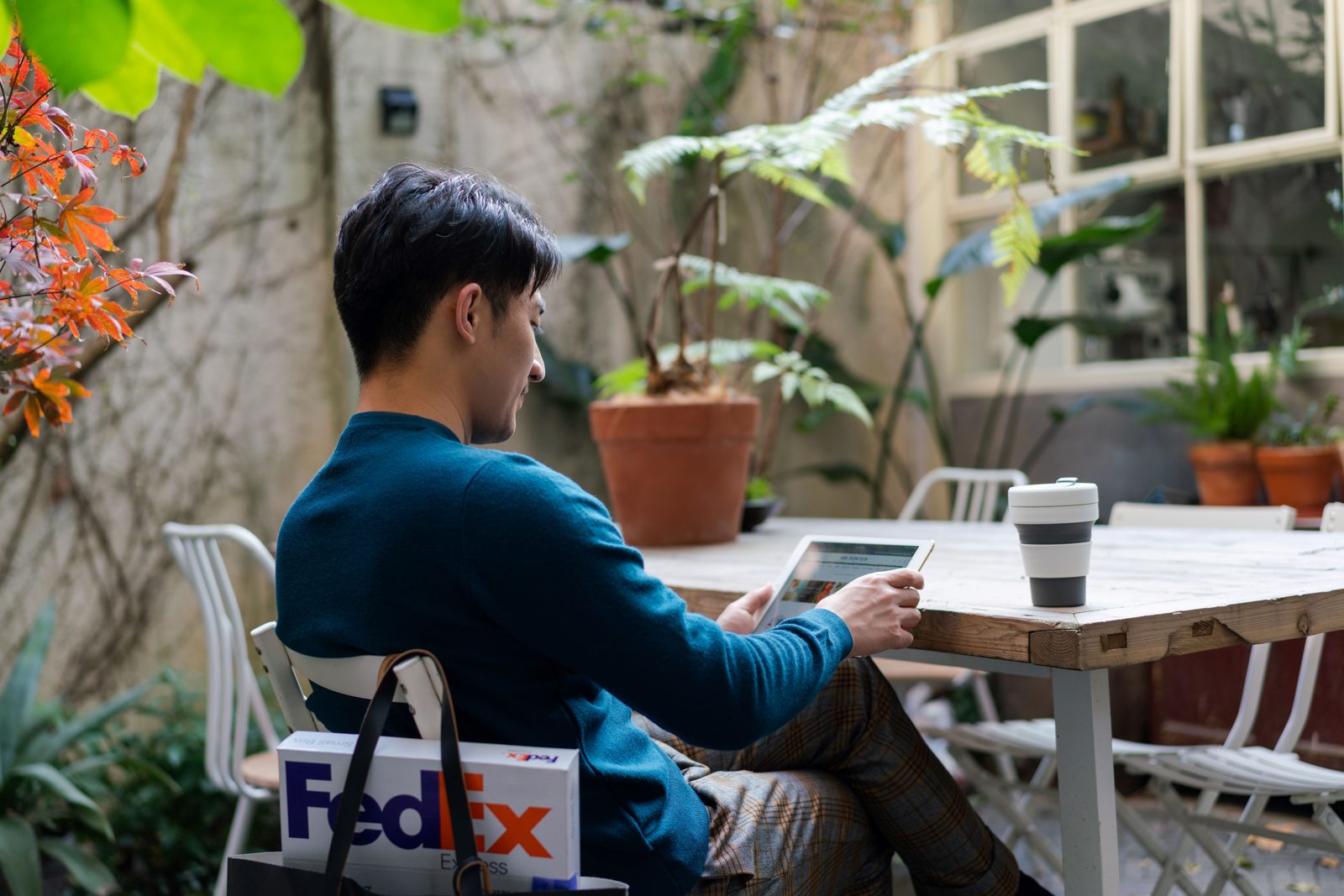 FedEx Import Tool customer reviewing import shipment on a tablet